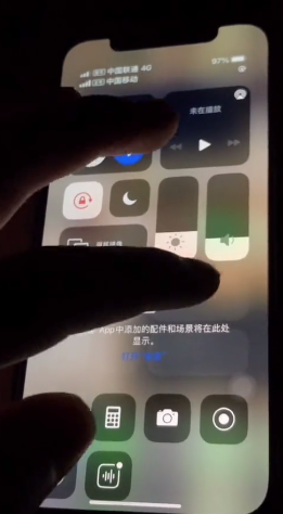 如何操作让iPhone手机屏幕不停闪-第1张图片-图司机百科